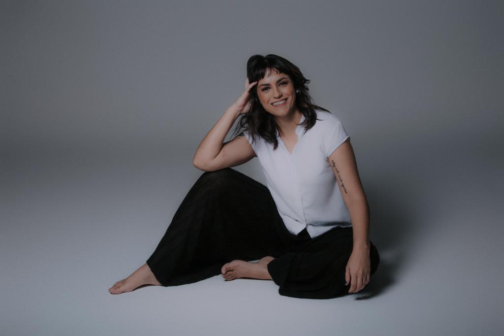 Atriz maringaense Mariela Lamberti lança “Pátria-Mãe”, livro de dramaturgia com distribuição gratuita...
