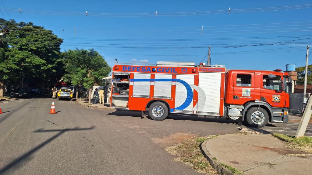 Homem em surto psiquiátrico anda nu pelas ruas e sobe em telhados...