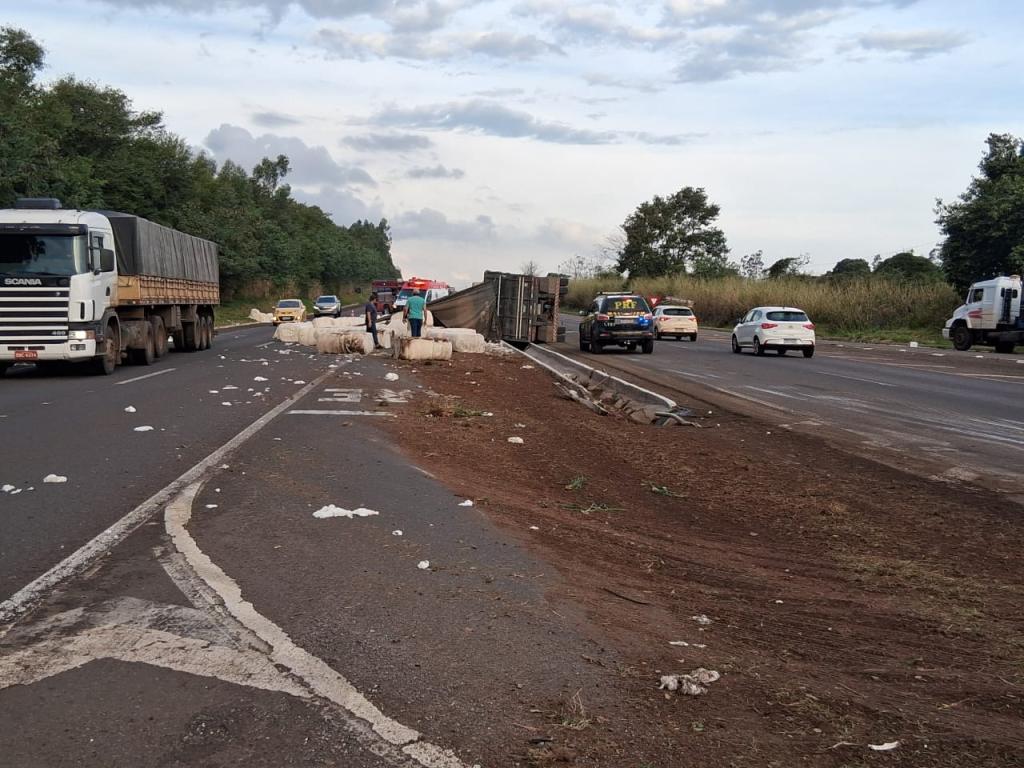 https://jornalnoroeste.com/uploads/images/2025/06/caminhao-carregado-com-algodao-tomba-na-br-376-em-nova-esperanca-bg-14338-1b4ae.jpeg