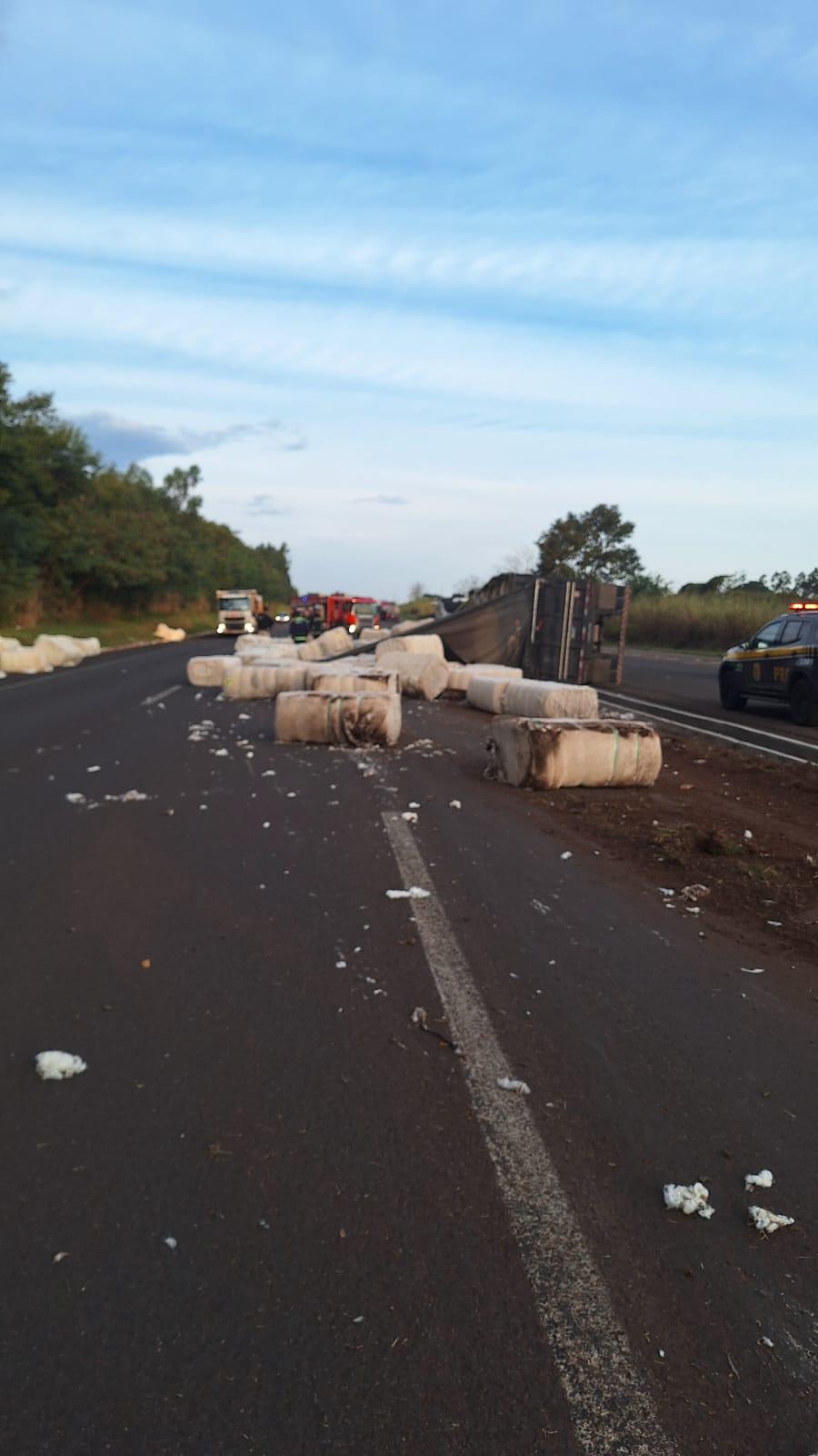 https://jornalnoroeste.com/uploads/images/2025/06/caminhao-carregado-com-algodao-tomba-na-br-376-em-nova-esperanca-bg-14338-7e6da.jpeg