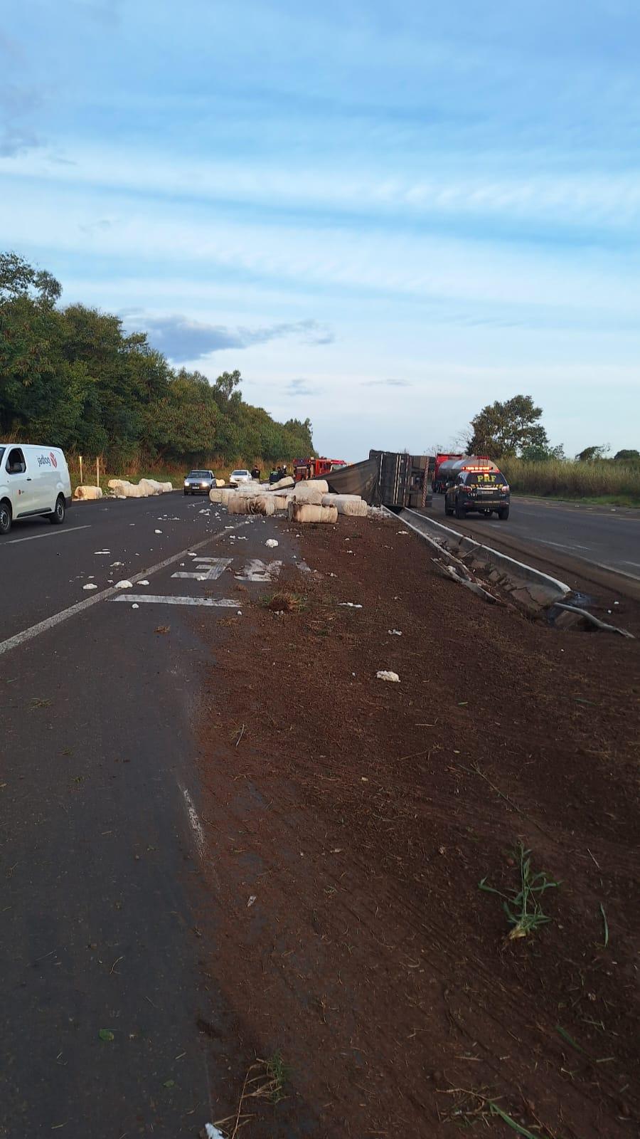 https://jornalnoroeste.com/uploads/images/2025/06/caminhao-carregado-com-algodao-tomba-na-br-376-em-nova-esperanca-bg-14338-7f9bc.jpeg