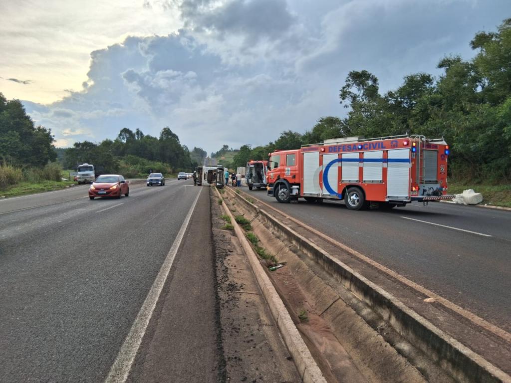 https://jornalnoroeste.com/uploads/images/2025/06/caminhao-carregado-com-algodao-tomba-na-br-376-em-nova-esperanca-bg-14338-b7931.jpeg