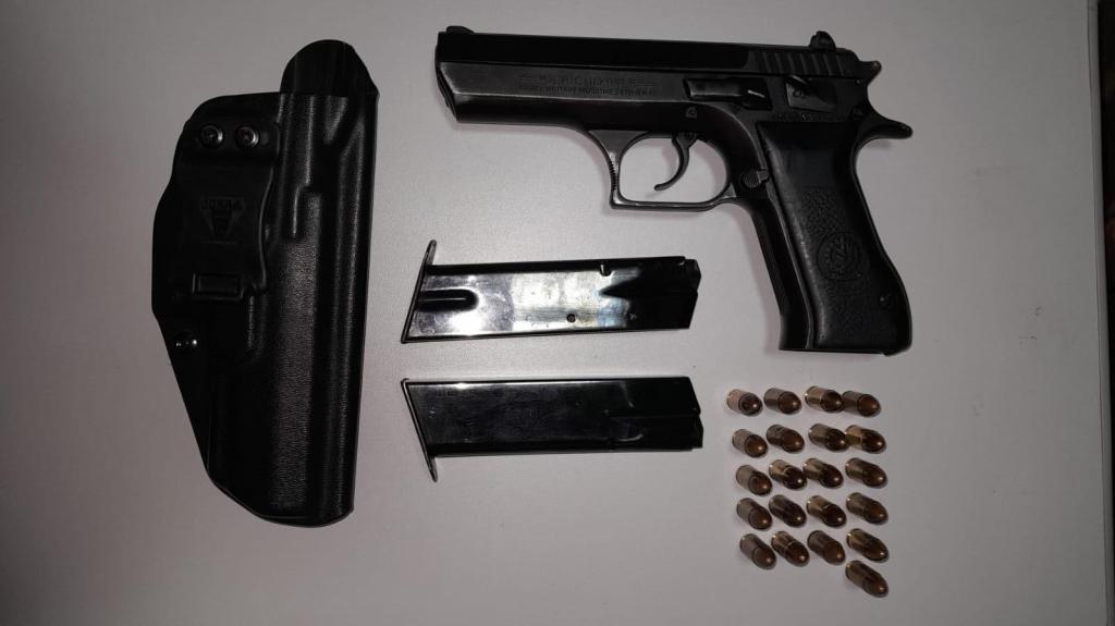 Homem é preso por porte ilegal de arma de fogo após tentar...