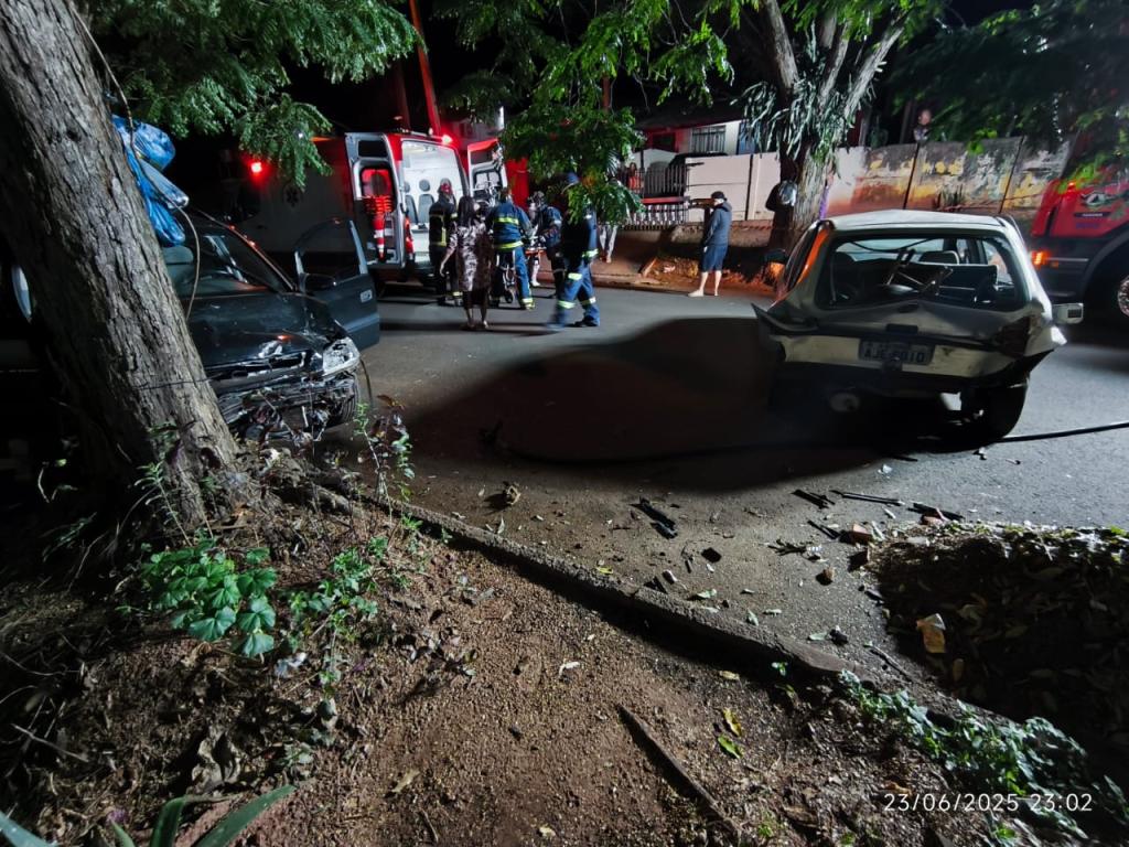 Motorista fica inconsciente após colisão violenta na Vila Pompéia, em...