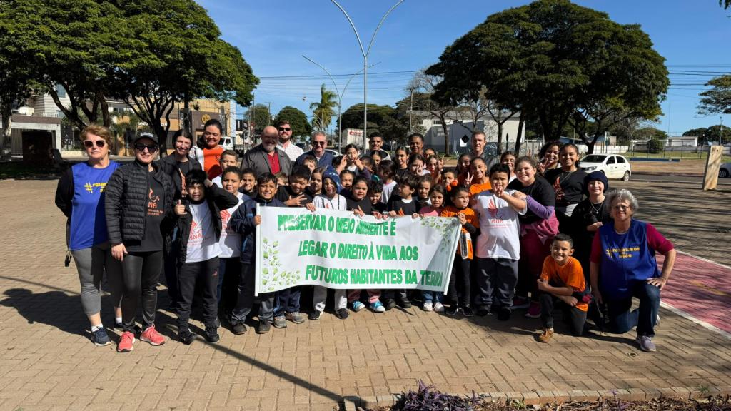 Plantando o Futuro: Crianças da ANA transformam praça municipal em...