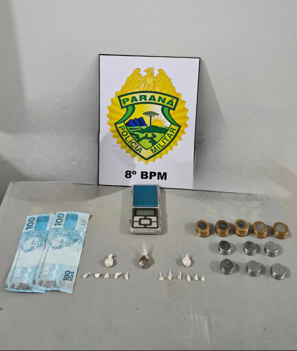 Polícia Militar flagra ponto de tráfico e prende três pessoas durante patrulhamento...
