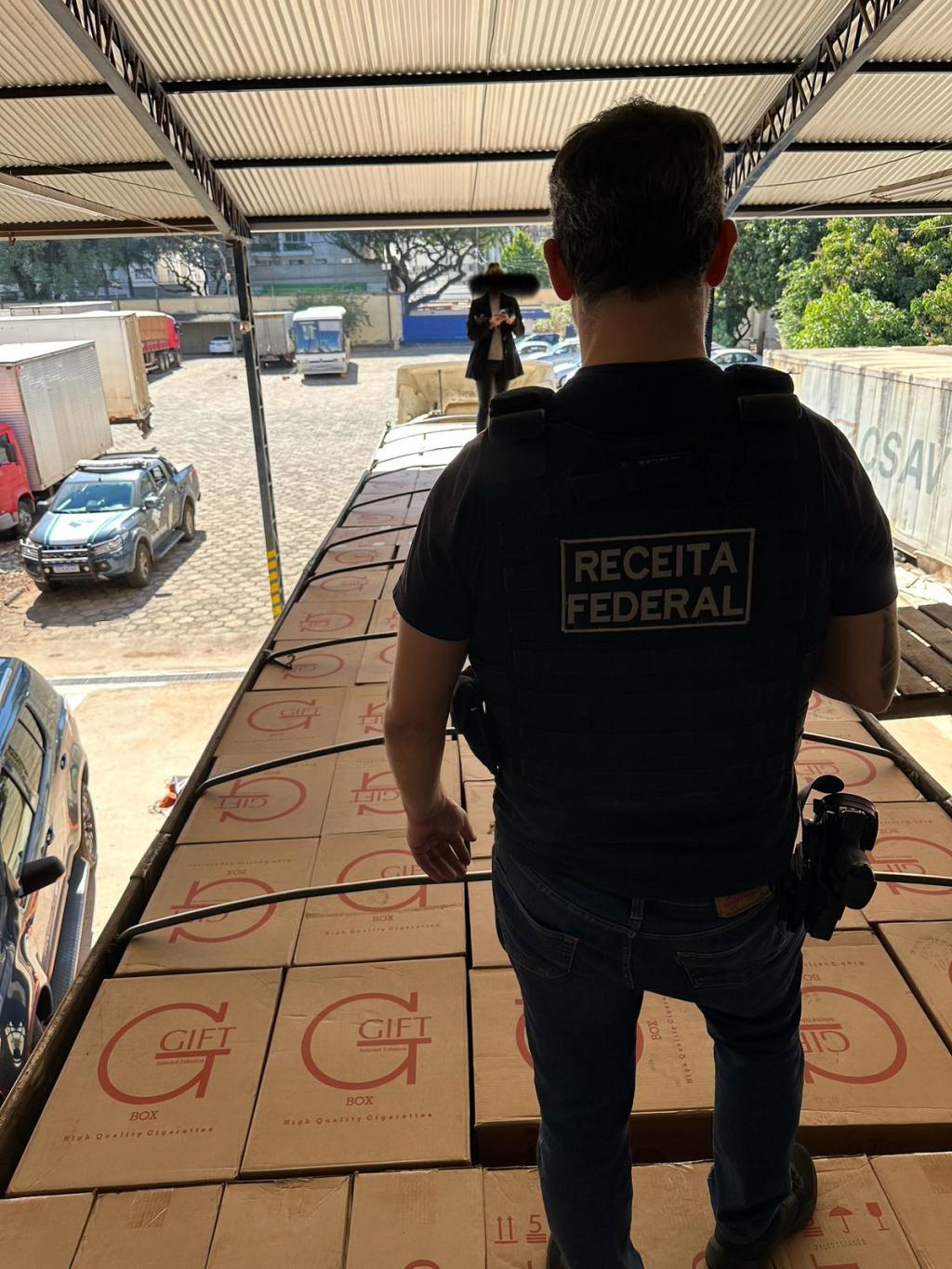 Receita Federal apreende carreta carregada com aproximadamente 450 mil maços de cigarros...