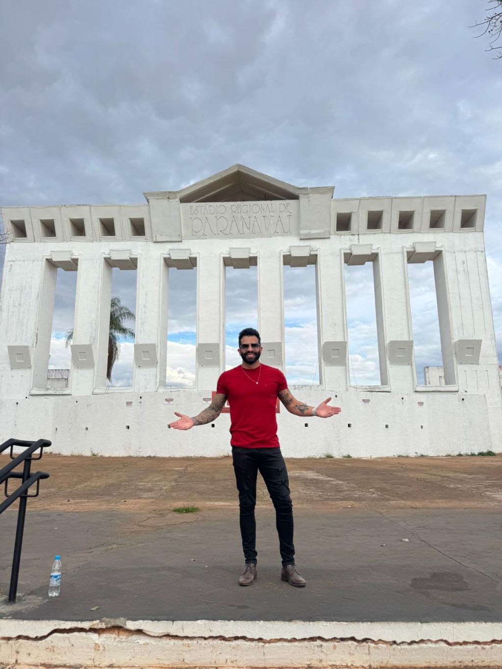 Rodrigo Lopes, cover de Gusttavo Lima, visita o estádio do...