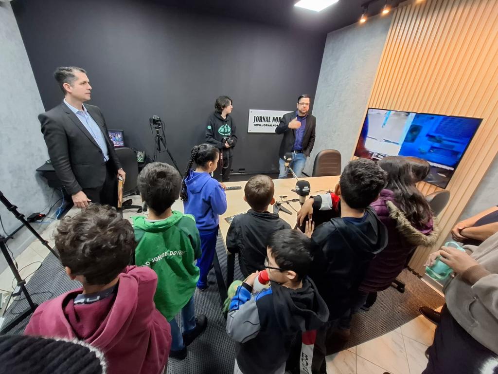 Fortalecimento de Vínculos: Alunos e profissionais do projeto “Brincar e...