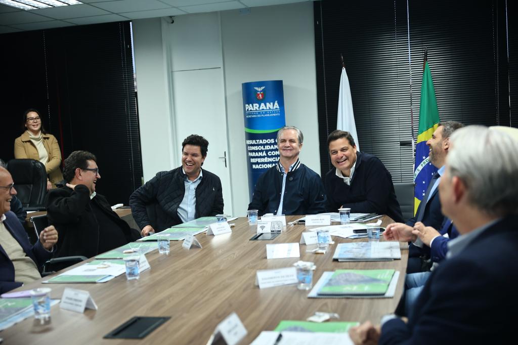 /images/2025/08/governo-apresenta-projeto-para-revitalizacao-da-orla-historica-de-guaratuba-ao-municipio.jpg