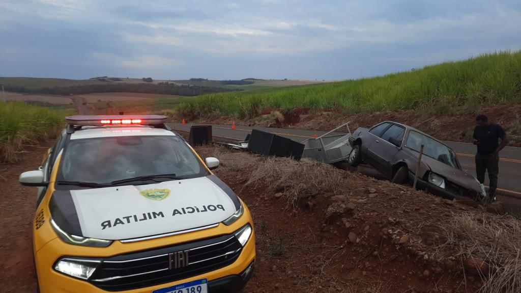 Acidente envolvendo carro, reboque e moto deixa duas pessoas feridas
