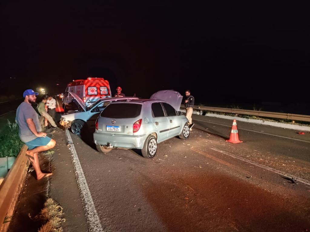 Colisão entre veículos deixa feridos e provoca mobilização de equipes de resgate...