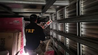PRF apreende carreta baú carregada com cigarros contrabandeados em Maringá