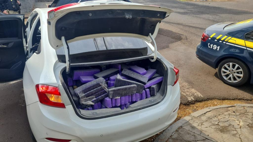 PRF apreende quase 500 kg de maconha e recupera veículo roubado em...