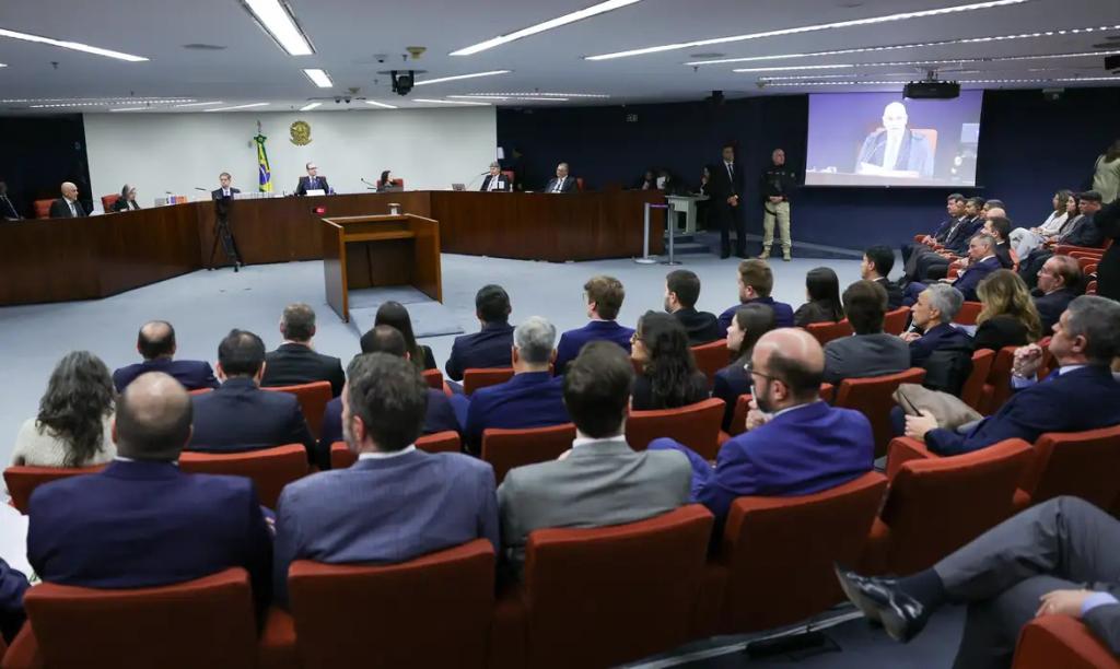 Saiba como foi o 1º dia do julgamento de Bolsonaro...