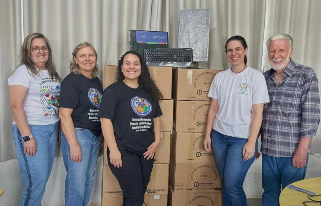 APAE de Nova Esperança recebe 10 computadores do Programa “Computadores...
