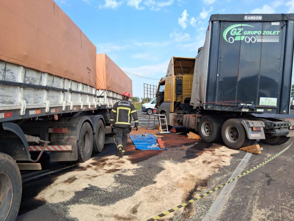 Colisão entre carretas paralisa a BR-376 e mobiliza resgate aéreo em Nova...