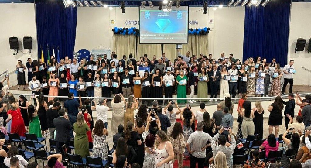 Educadores do NRE de Paranavaí recebem certificação “Professor Diamante” em reconhecimento à...