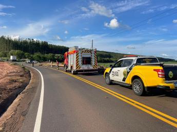 Motociclista morre após colidir contra defensa metálica na PR-180