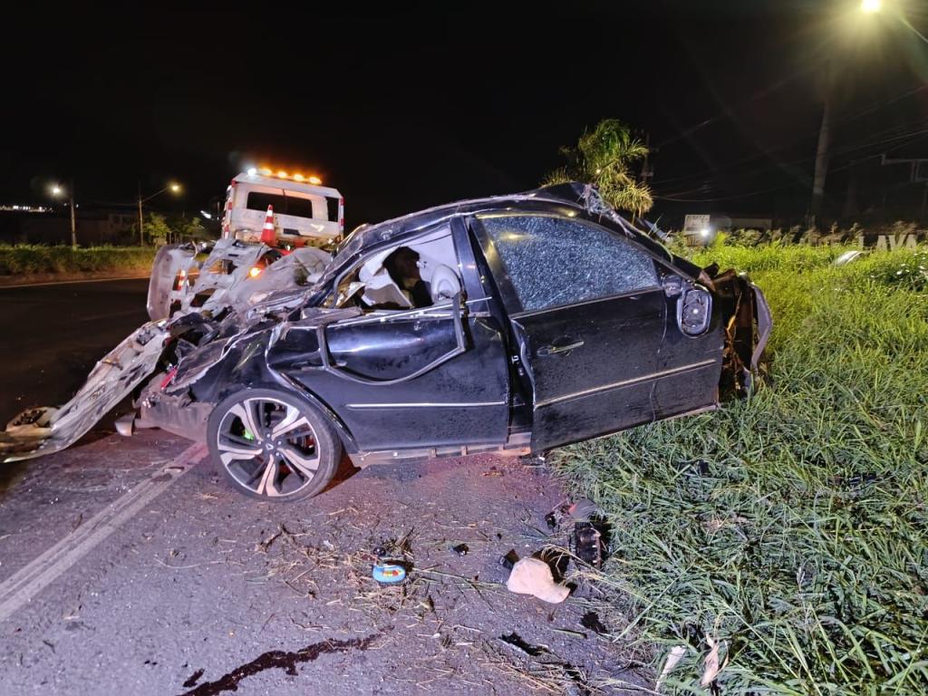 Motorista morre em colisão com árvore na BR-376 durante a...