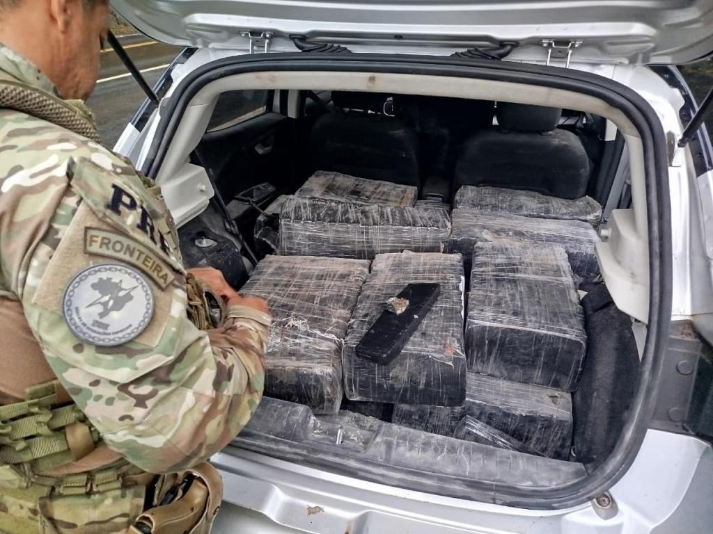 PRF apreende mais de 400 quilos de maconha em veículo...