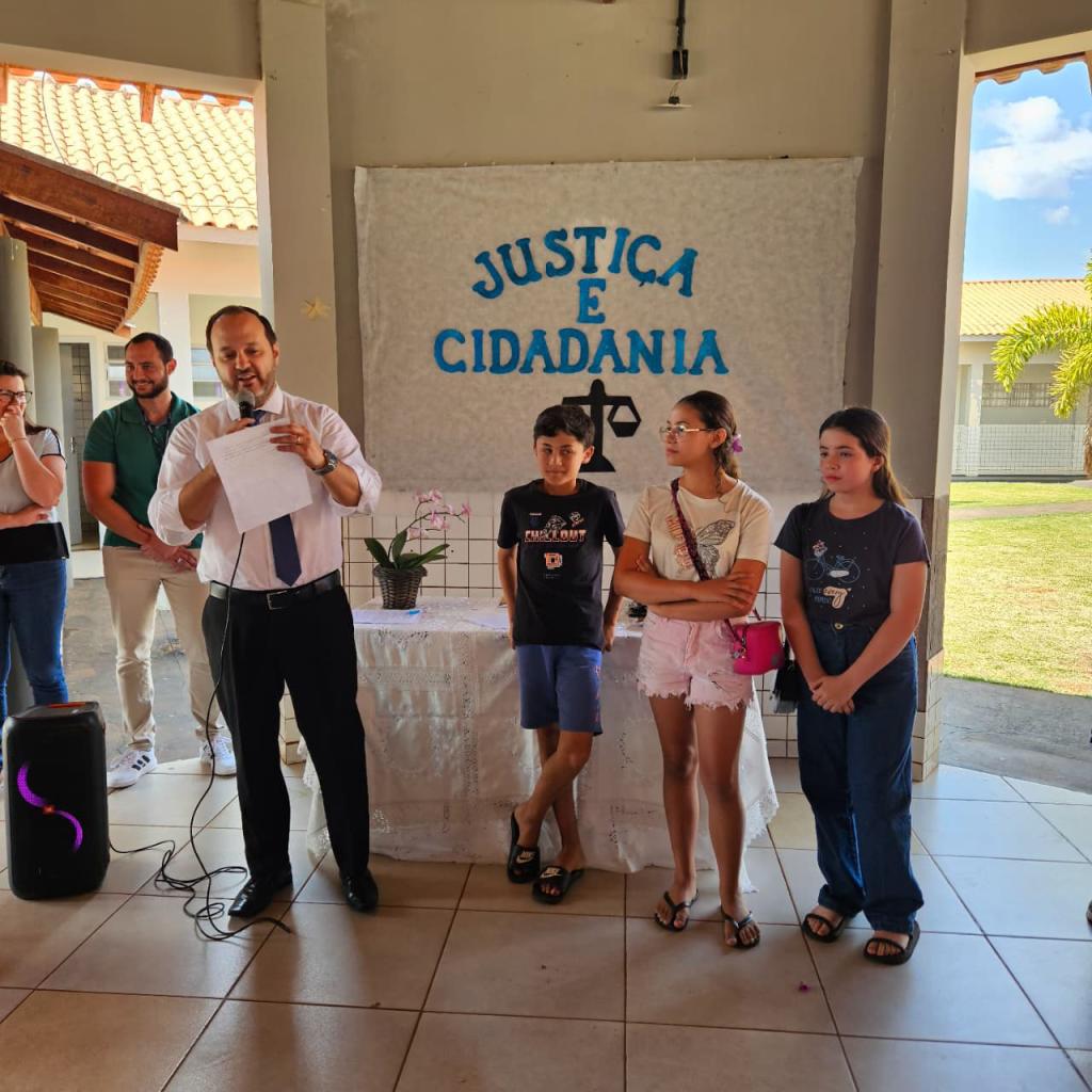 Projeto Justiça e Cidadania aproxima alunos de Floraí do universo jurídico e...