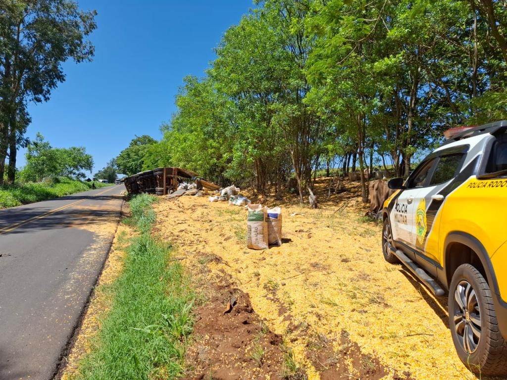 Caminhão tomba na PR-542 em Colorado e deixa uma pessoa...