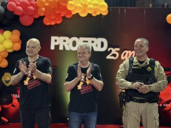 Mais de 300 alunos participam da formatura do PROERD em...