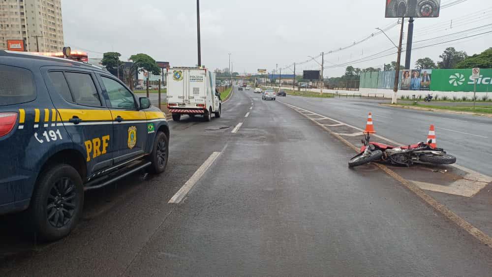 Motociclista morre neste sábado (15) após bater em mureta na...