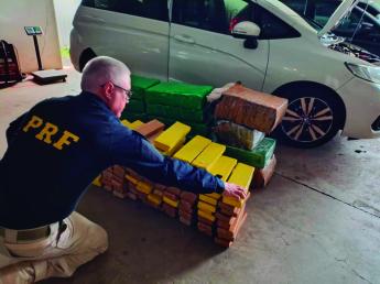 PRF apreende 370 kg de maconha após motorista fugir durante...