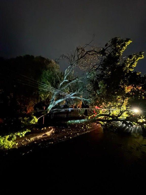 Temporal provoca estragos e deixa milhares de imóveis sem energia...