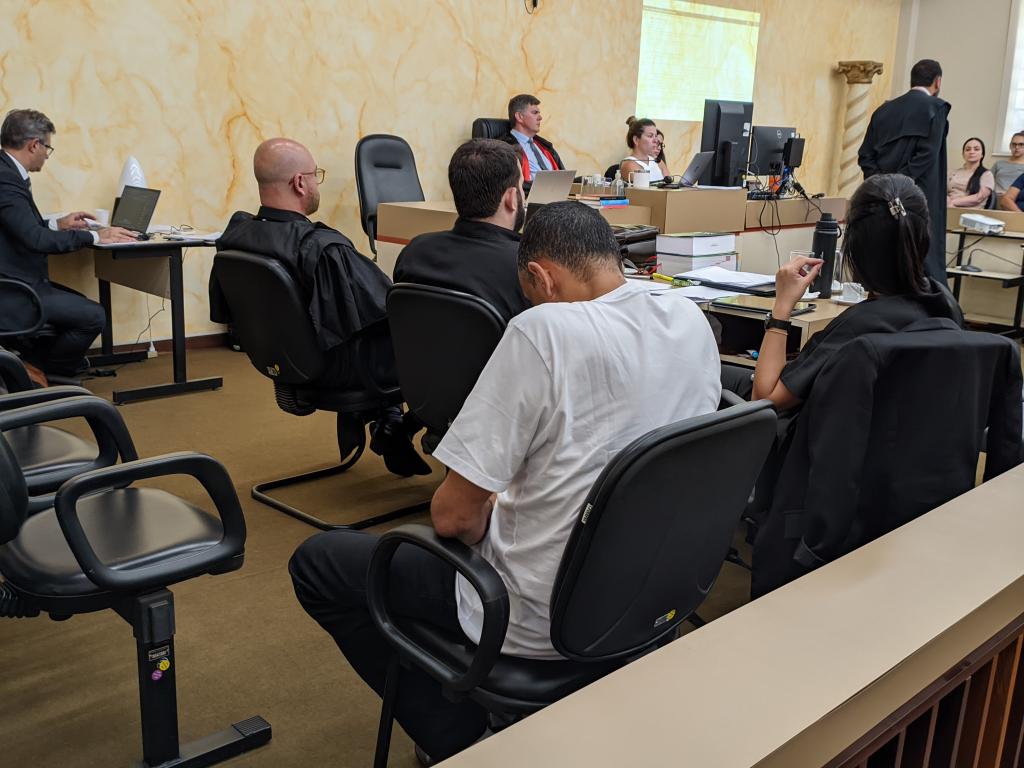 A pedido do Ministério Público, Júri Popular condena réu por...