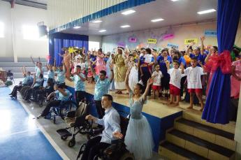 APAE realiza a XV Mostra Natalina com apresentações artísticas e...