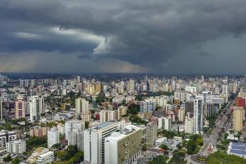 Após semana de calor intenso, 2026 chega com chuva e...