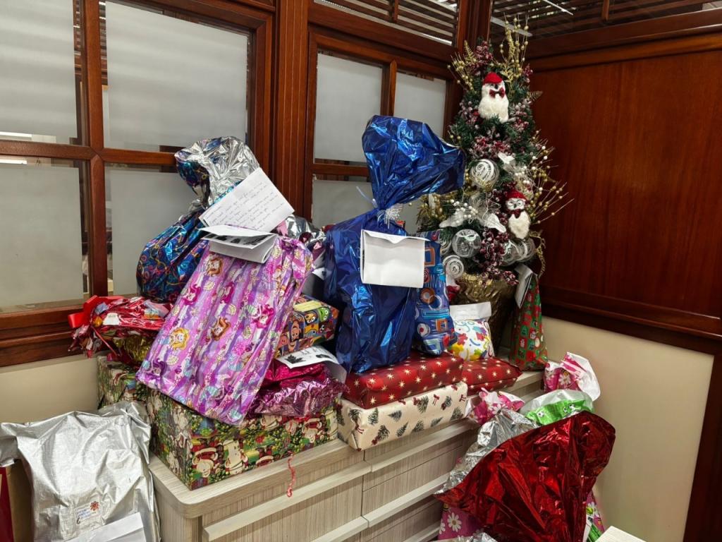 Campanha para levar presentes de Natal a crianças carentes acontece...