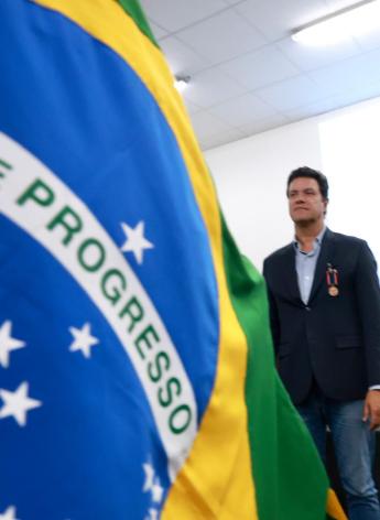 Guto Silva é homenageado pelo Corpo de Bombeiros por atuação...