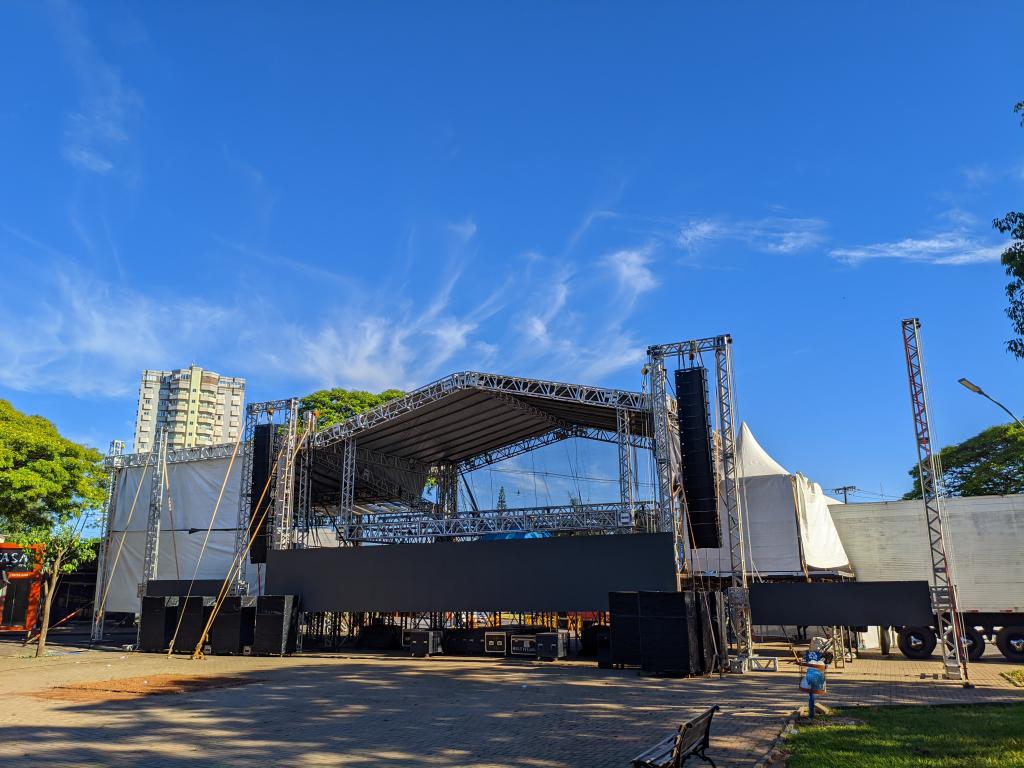 Papai Noel chega nesta quinta e Paula Fernandes se apresenta...
