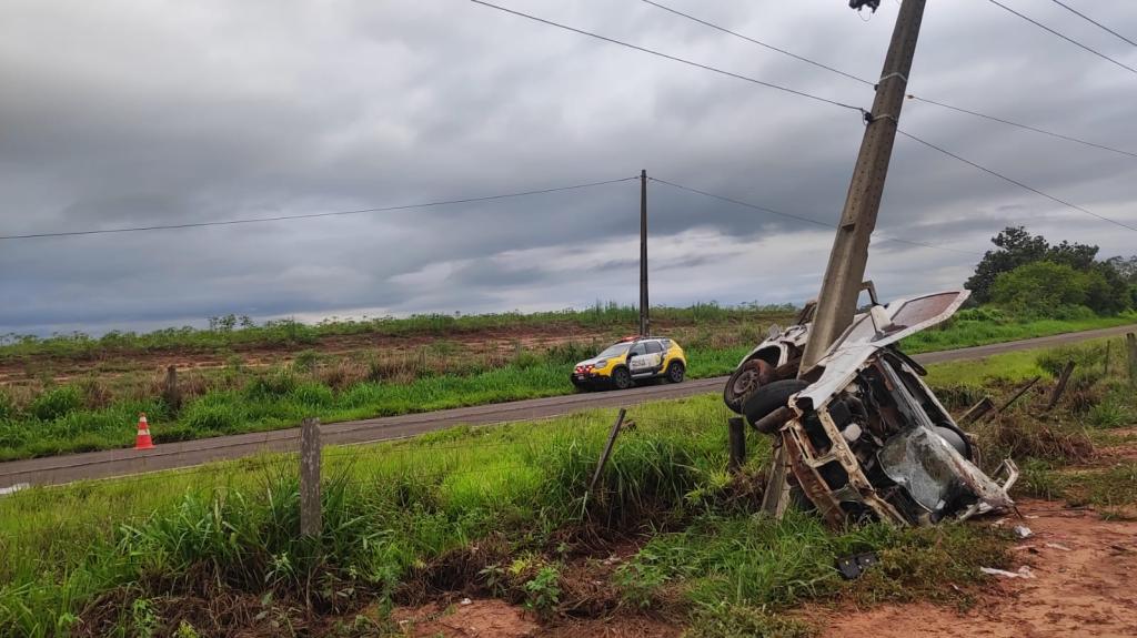 Veículo fica destruído após sair da pista e colidir contra poste em...