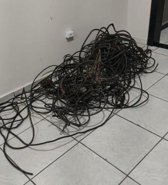 Dupla é presa por furto de fios de cobre em...