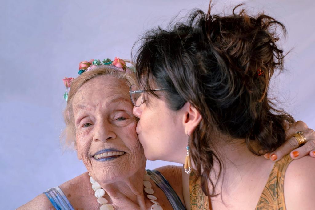 Exposição “Brechó Escalafobético” celebra  a obra de Célia Regina em Maringá