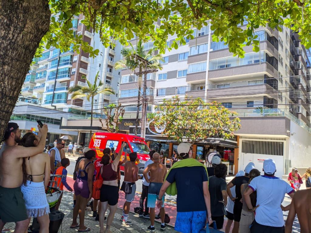 Homem em surto mobiliza forças de segurança na Avenida Atlântica, em Balneário...