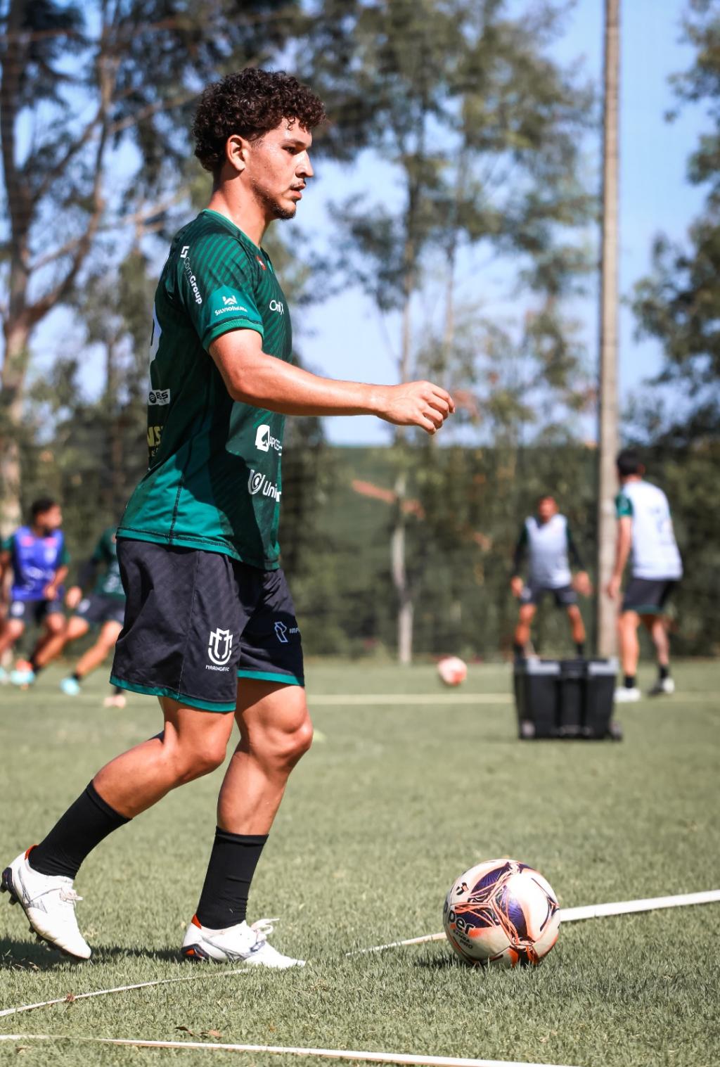 Maringá FC promove o meio-campista Zé Pedro ao elenco profissional