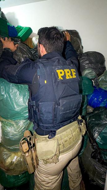 PRF apreende quase 2 toneladas de drogas escondidas em caminhão...