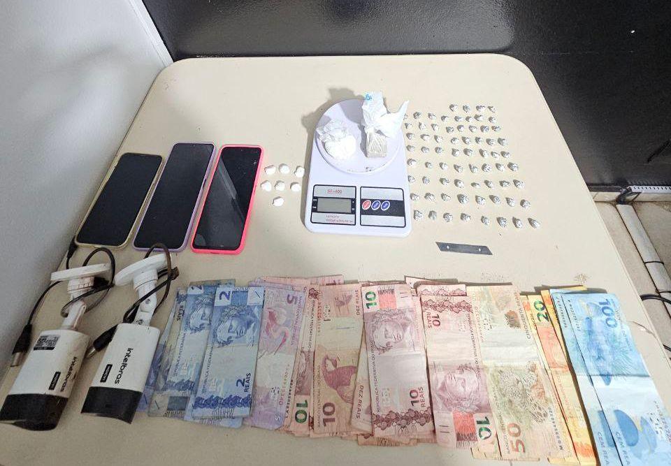 ROTAM desmantela ponto de tráfico e prende duas mulheres com crack, cocaína...