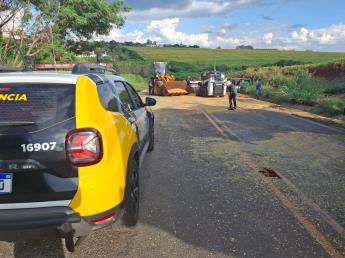 Caminhão tomba em rodovia da região e motorista fica ferido