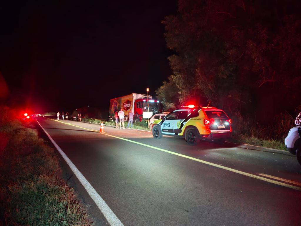 Colisão frontal deixa dois mortos e dois feridos na PR-317,...