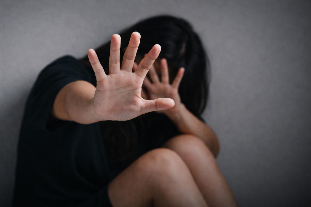 Homem é acusado de agredir companheira, ameaçar familiares e fugir com celular