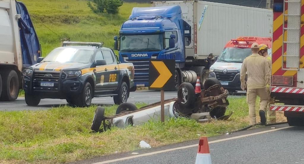 Jovem fica ferida após capotamento na BR-376 entre Mandaguaçu e Iguatemi