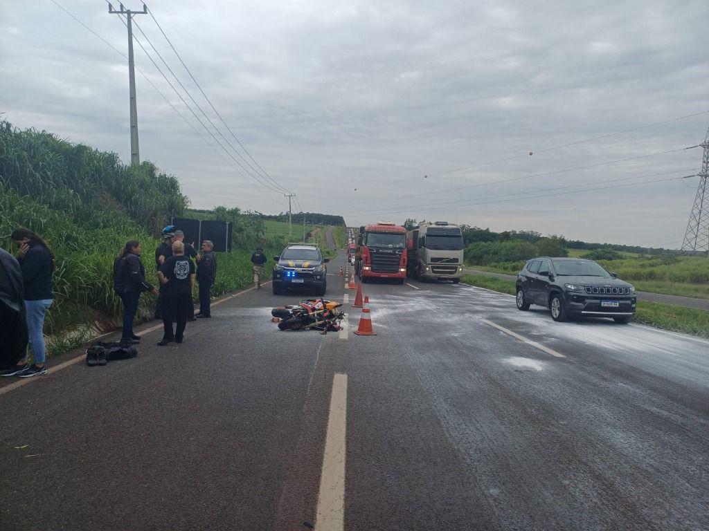 Motociclista fica gravemente ferido após colisão traseira na BR-376, em...