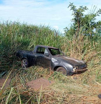 Veículo abandonado é recolhido pela Polícia Militar em Alto Paraná